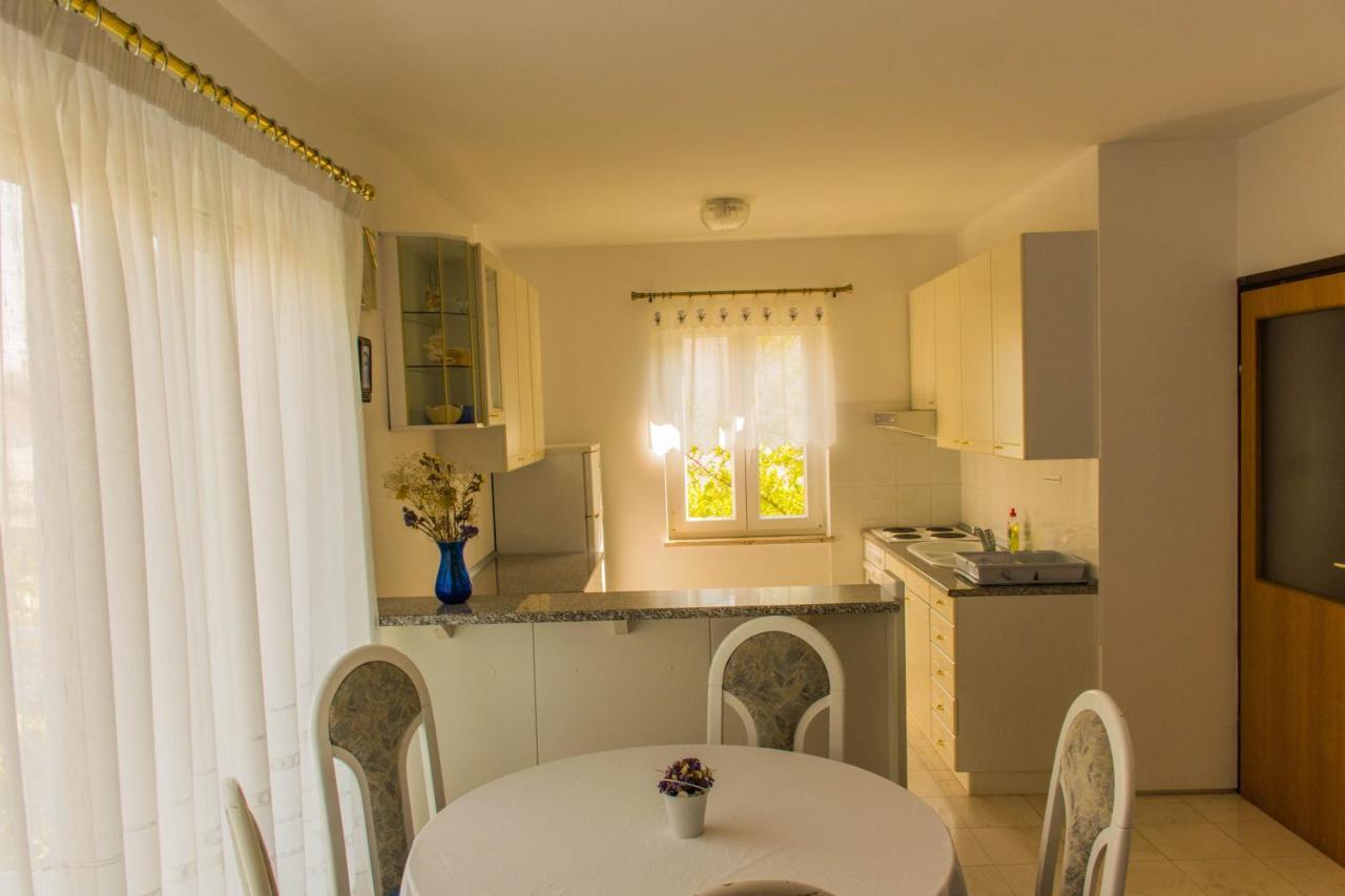 Apartments White & Green In Malinska Exterior foto