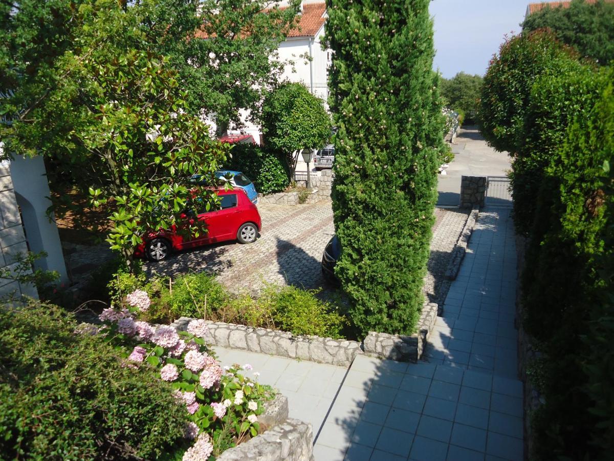 Apartments White & Green In Malinska Exterior foto