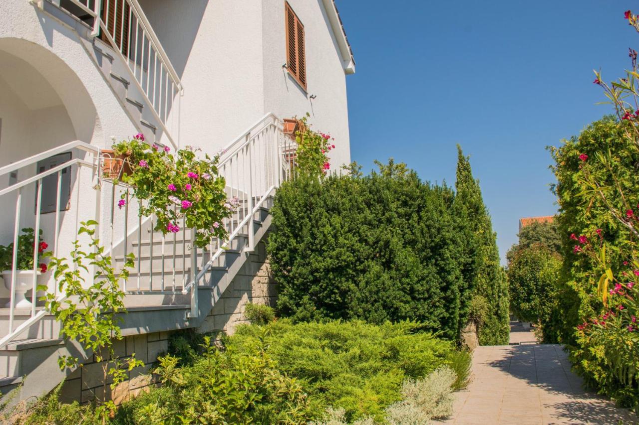 Apartments White & Green In Malinska Exterior foto