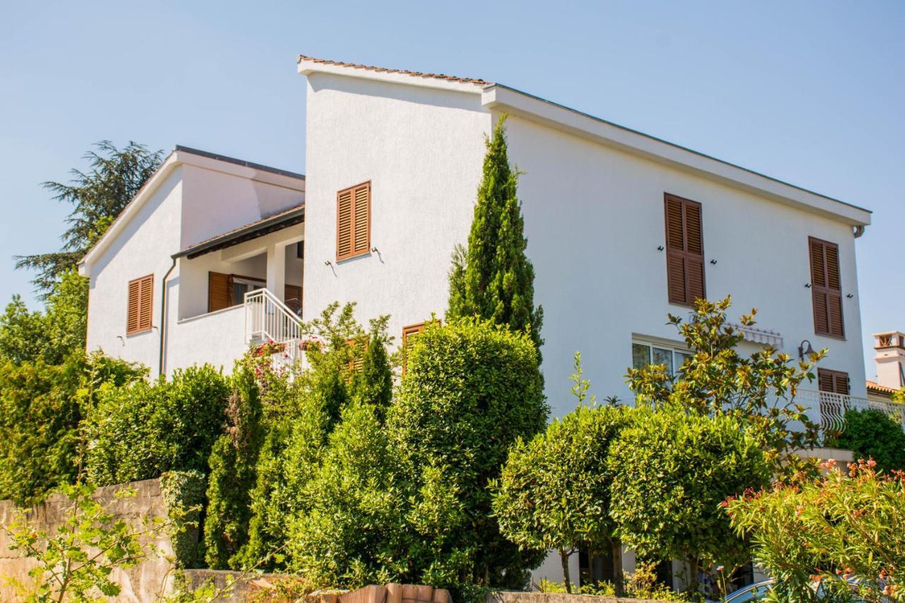 Apartments White & Green In Malinska Exterior foto